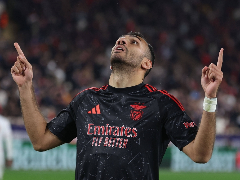 爱游戏体育-本菲卡发布备战花絮，国际比赛日队长鼓劲，德甲任务艰巨，训练强度明显提升(本菲卡45巴萨)